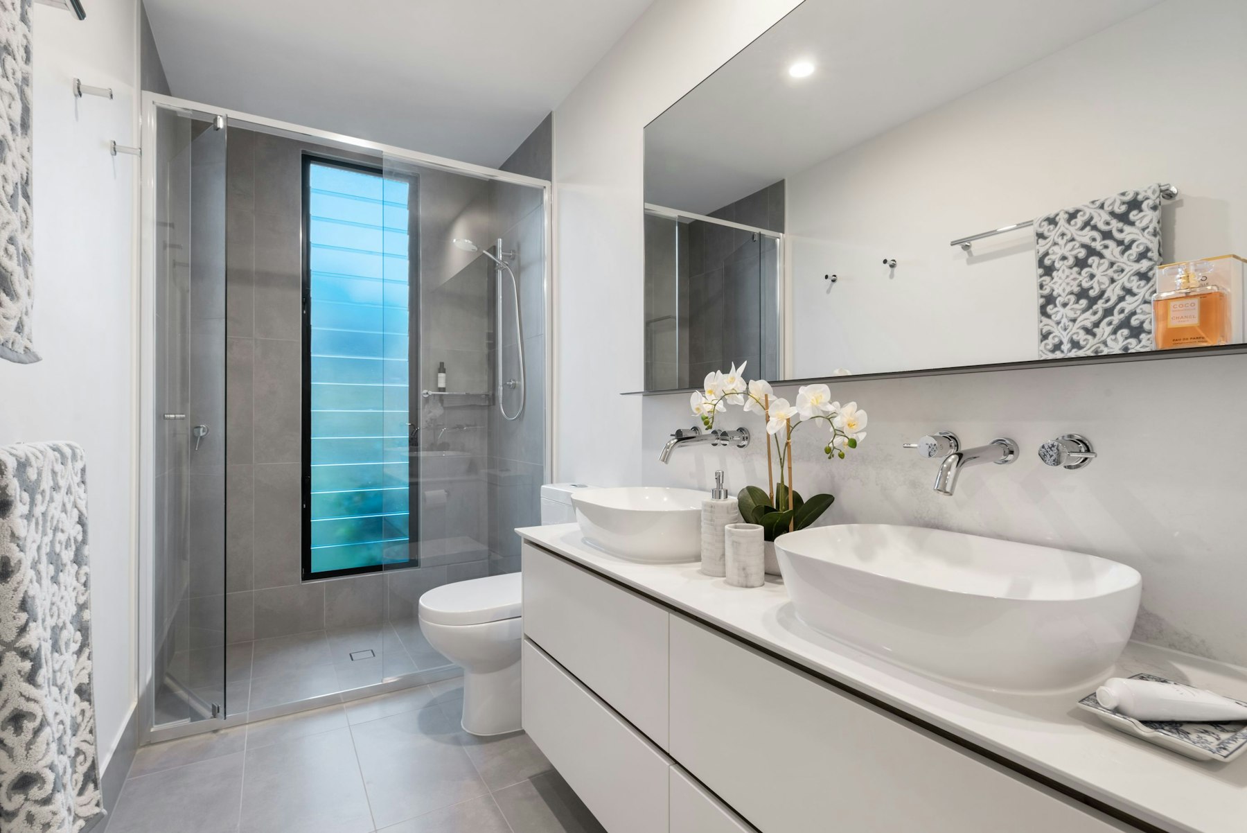 Een lichte badkamer met dubbele lavabo