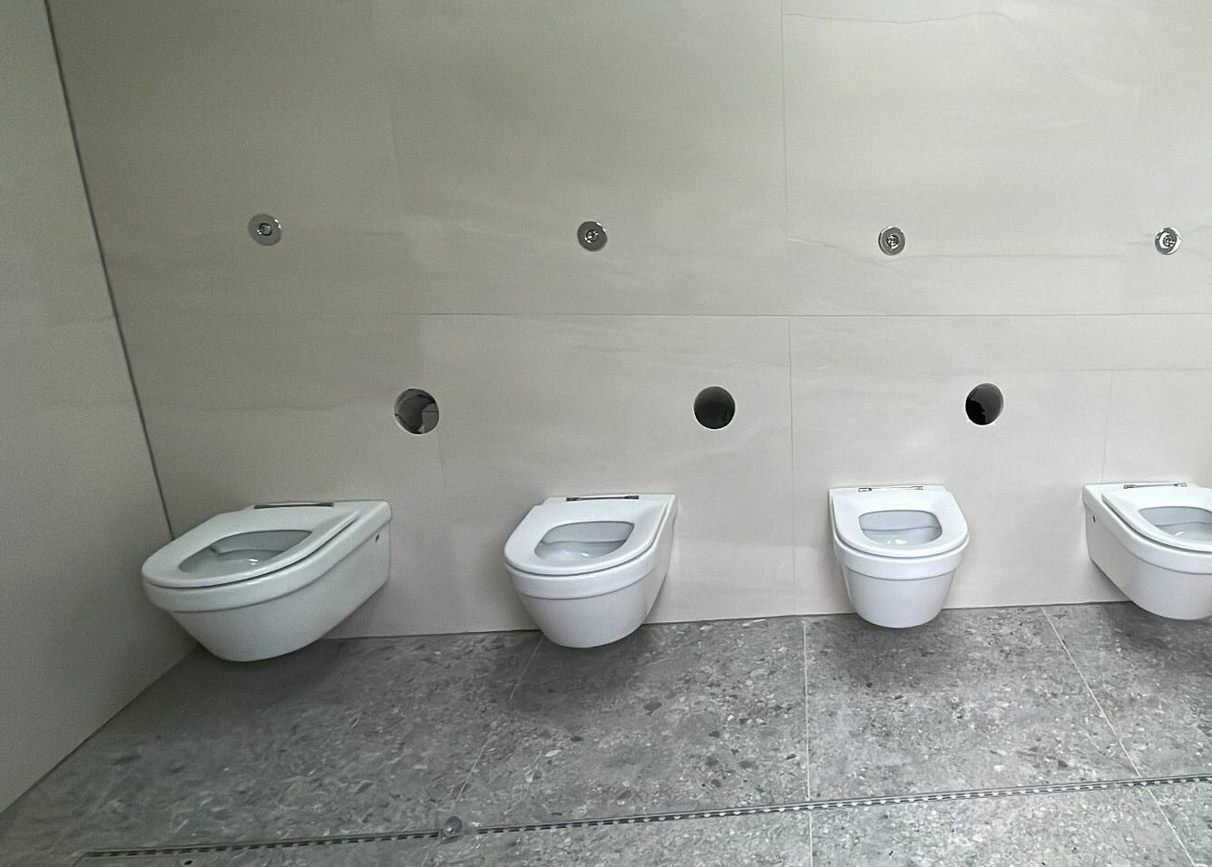 Rij nieuwe hangtoiletten in een sanitair blok